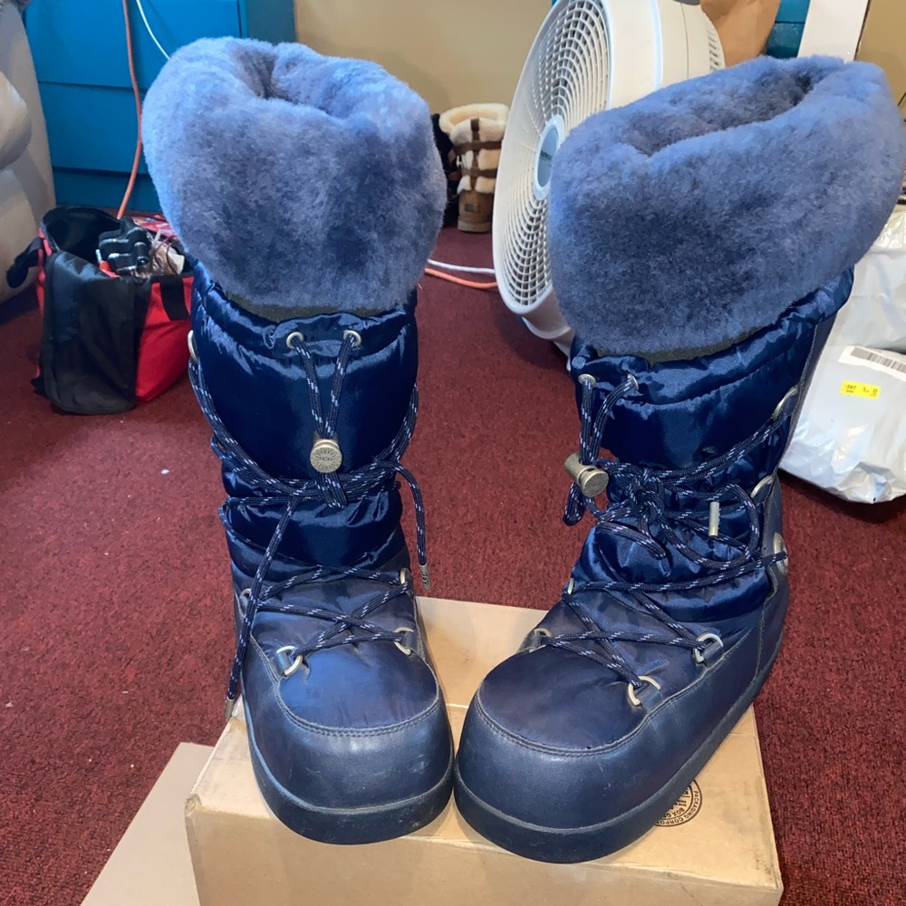 Size 10 Navy Blue Ugg Moon Boots
